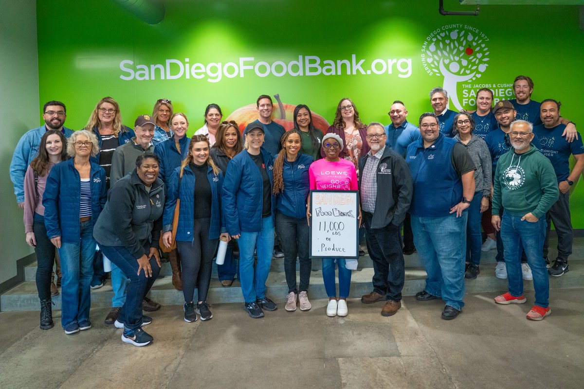 On Friday, members of San Diego's 'Team Tourism' met at the @SDFoodBank to help bag produce in their distribution center. We had volunteers from the Convention Center, @visitsandiego, @sandiegozoo, and the @SanDiegoCLA. The group bagged 11,000 pounds of food! #FeedingHopeTogether