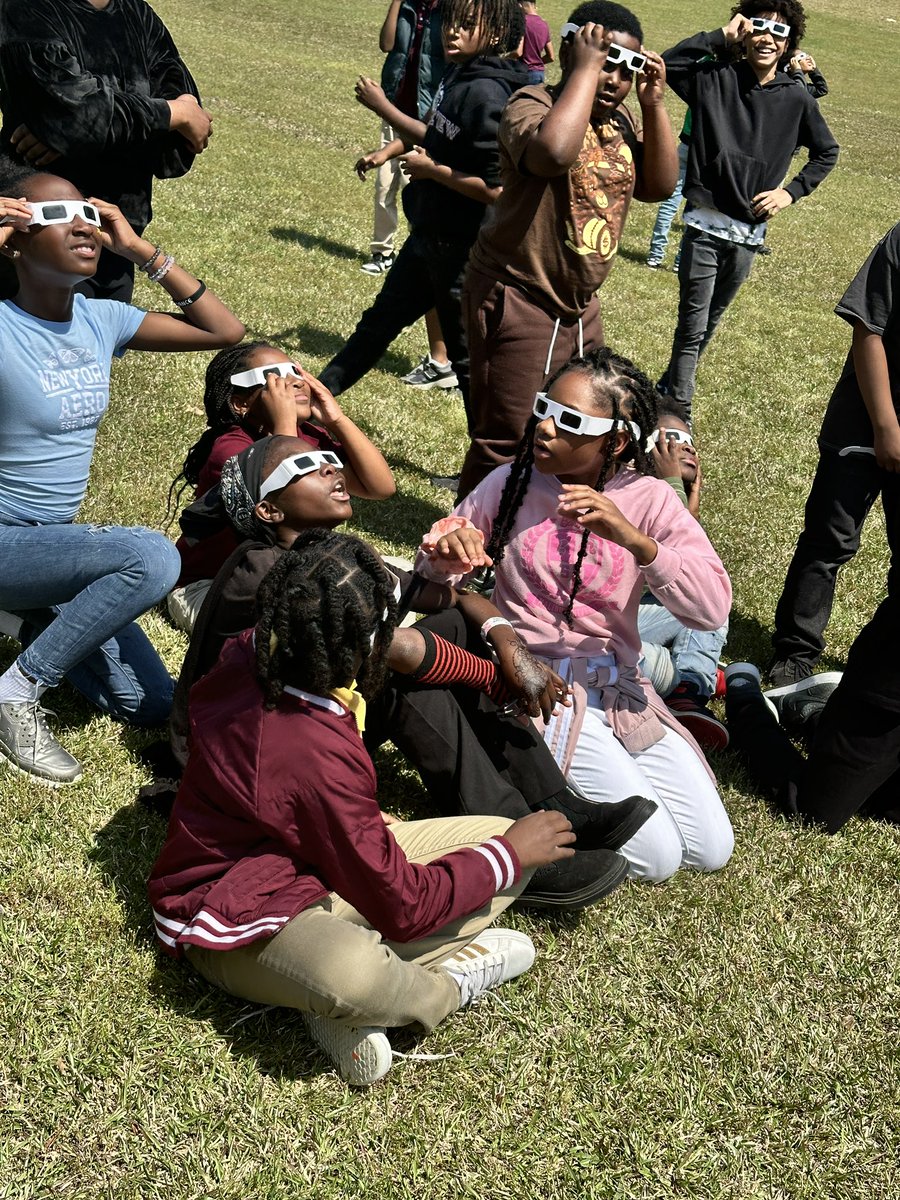 Happy Solar Eclipse day !! @NPorter17 @aplatimore @StonewallTell #JourneyToExcellence students engaged in watching the solar eclipse in real time !!! WOWZERS!