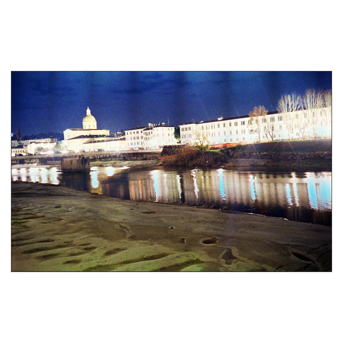 #firenzepersempre #paesaggioitaliano #fotografiaanalogica #colorfilmphotography #35mmfilm #italianlandscape #c41 #developedathome #passeggiandoperfirenze #fiumearno #oltrarno