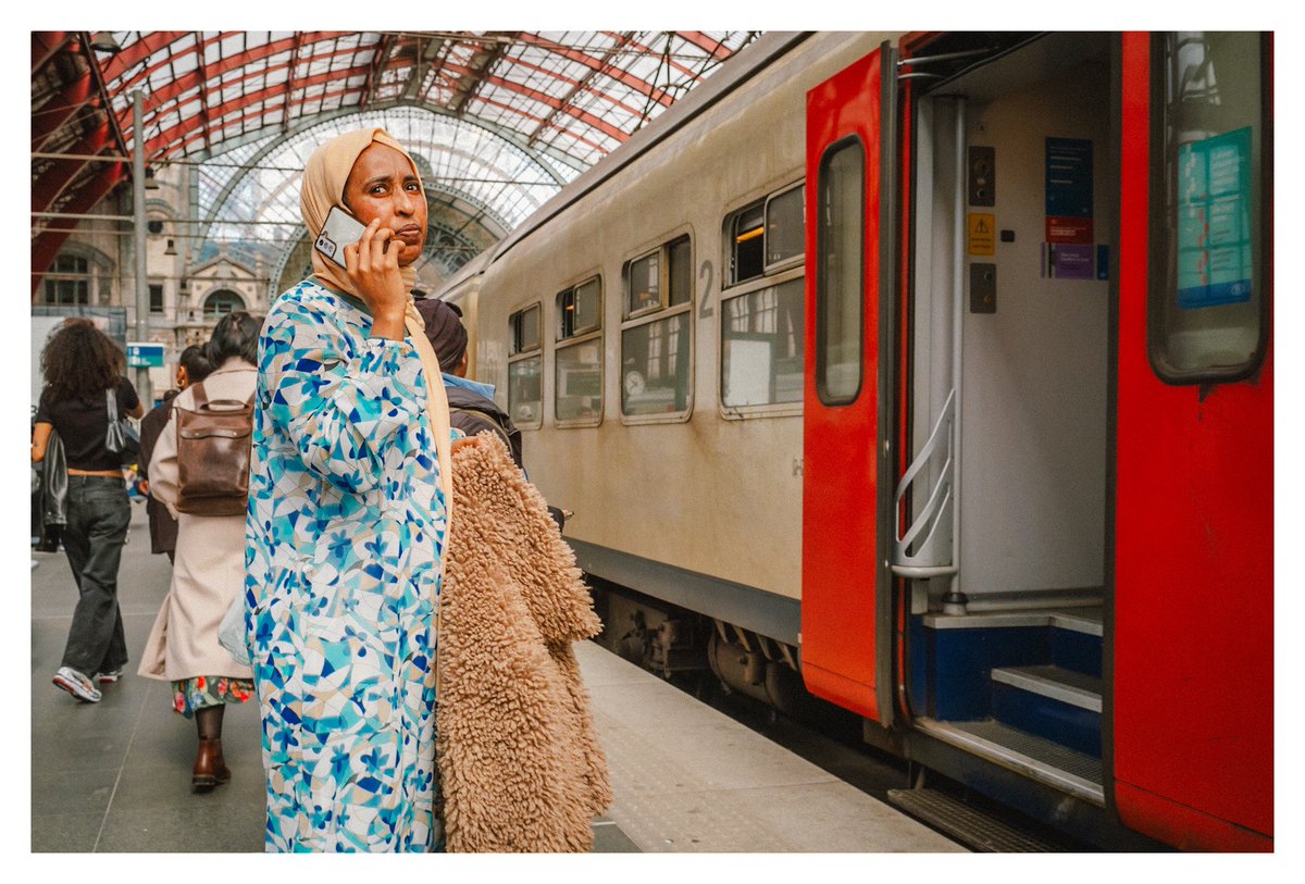 Antwerpen - I’ll be with you in a moment
#lensculture
#spicollective
#framesmag
#lensculturestreets
#streetphotographer
#eyephotomagazine
#myfeatureshoot
#belgiumspc 
#streets_vision
#MyLeicaPhoto
#1000streets
#leicacamera
#voigtlander35mmf14
#leicam10r
#verygoodpresets