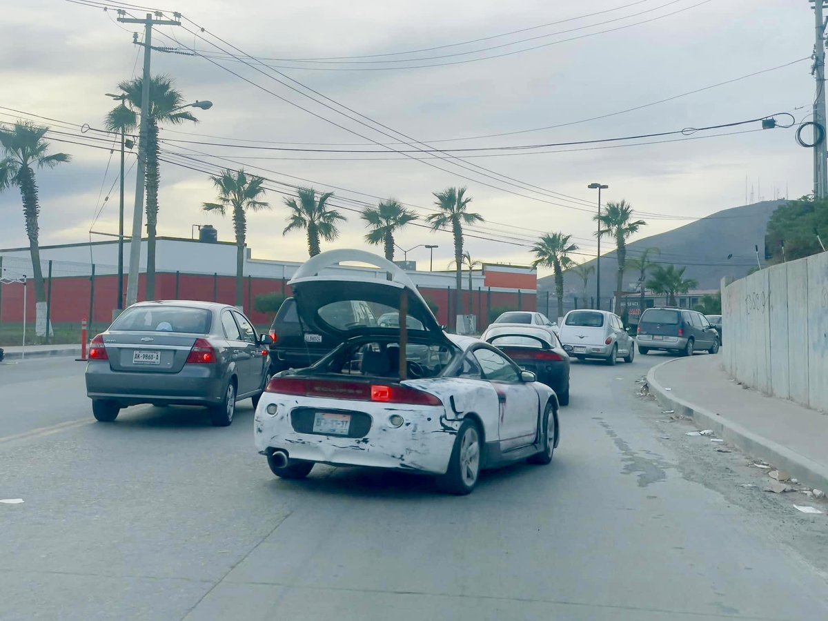 TijuanaLocal's tweet photo. Viendo el eclipse en las calles de Tijuana… #HumorLocal https://t.co/G6HxEOsGiE