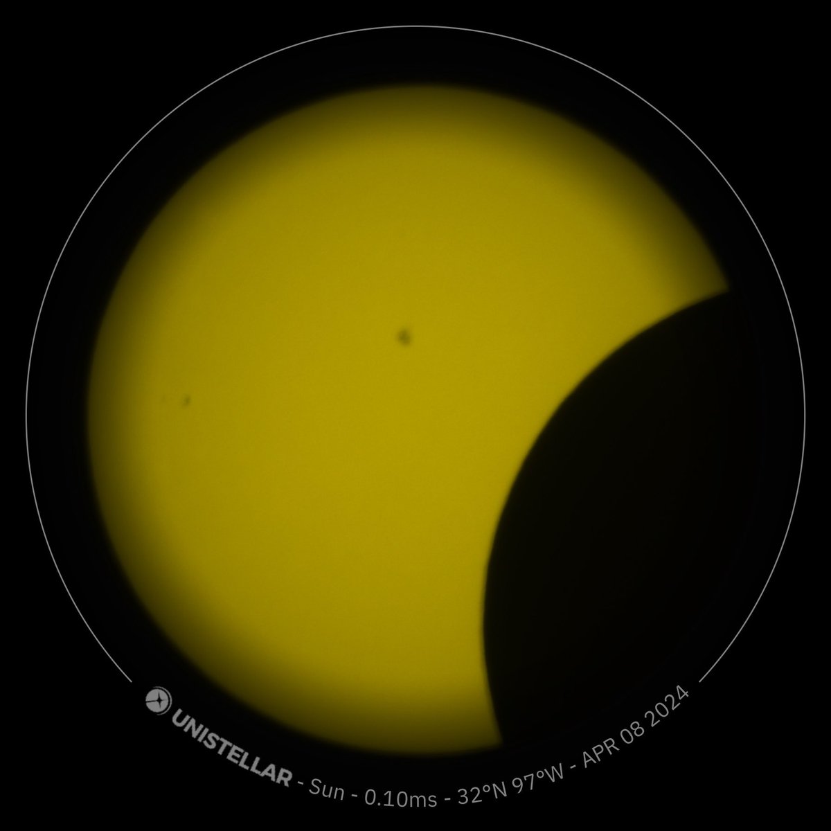 physicsfever's tweet photo. Total solar eclipse! https://t.co/mW8trOwKv1