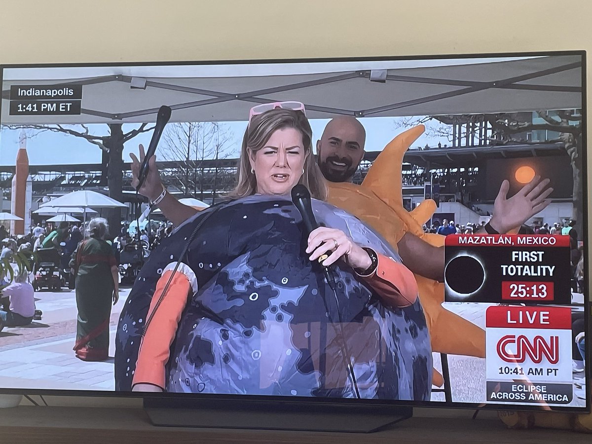 Watching my @CNN faves Boris SUNchez @Boris_Sanchez and BRIclipse @brikeilarcnn simulate the eclipse is absolutely making my day!! ☀️🌕🌘🌑🌒 #Eclipse2024