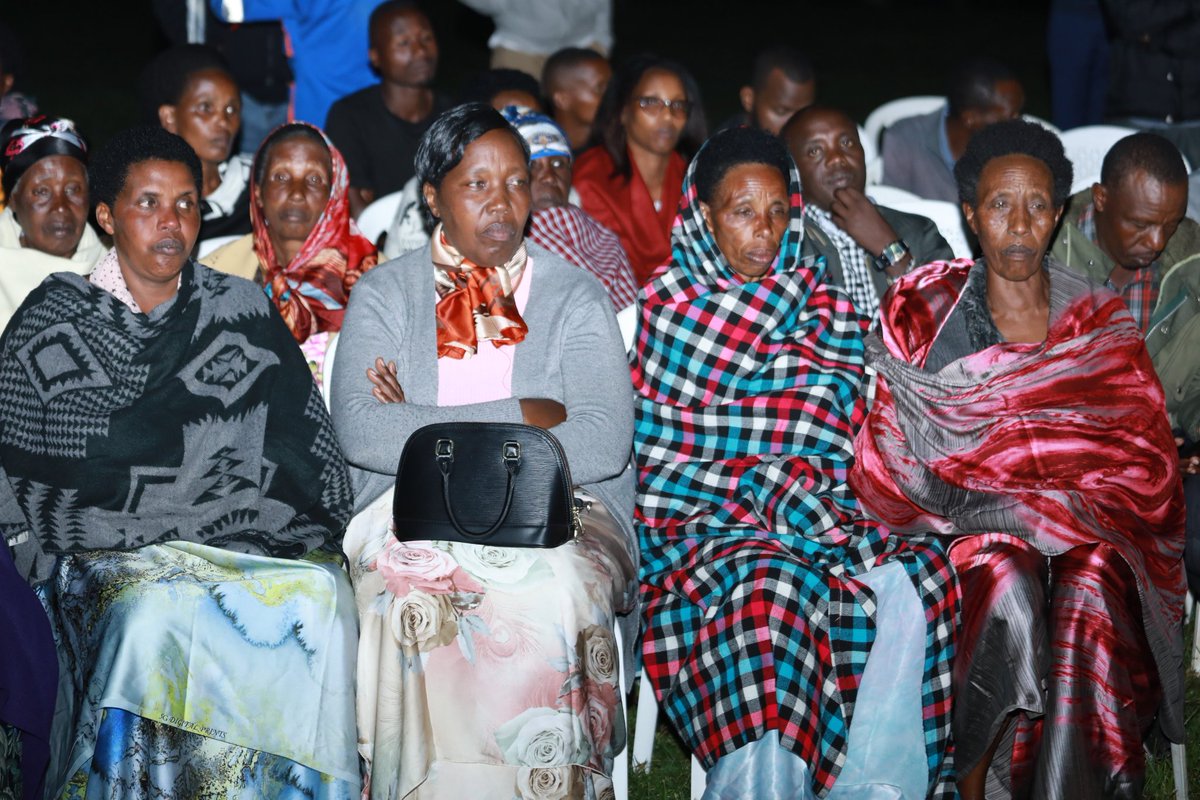 RubavuDistrict's tweet image. Mwiriwe #Rwanda,
Uyu mugoroba,  turi mu mugoroba wo kwibuka ku nshuro ya 30, Jenoside yakorewe Abatutsi, bari batuye muri komini Kanama, Mutura, na Nyamyumba. Guverineri @DushimimanaL  yifatanyije n&apos;Inganji za Rubavu, inshuti n&apos;imiryango muri uyu mugoroba, ku Nyundo.
#Kwibuka30