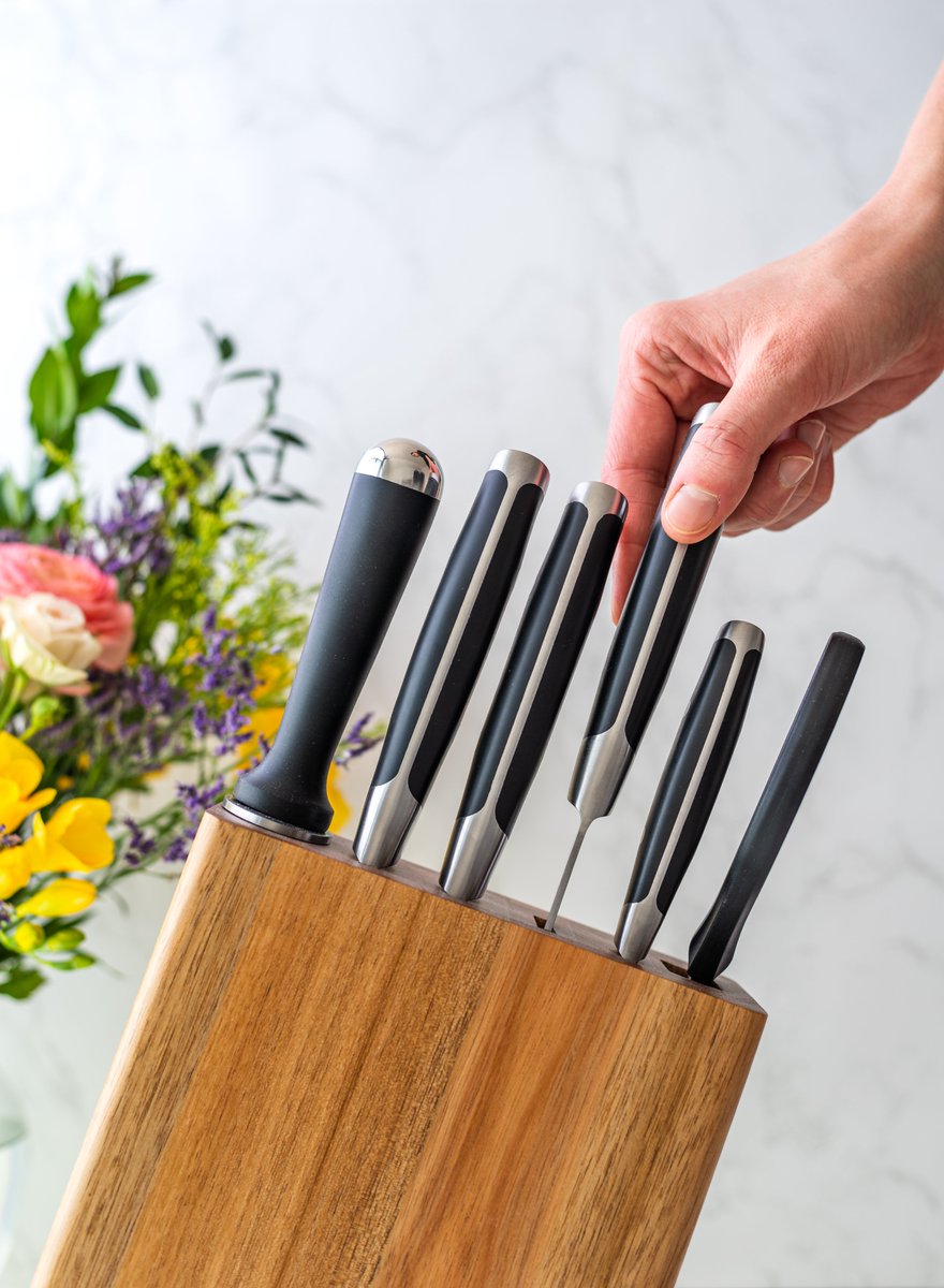 Today's the day to embrace the sharp beauty of the eclipse! 🌑✨

What kitchen creations will be inspired by such a sight? Let us know! 💗