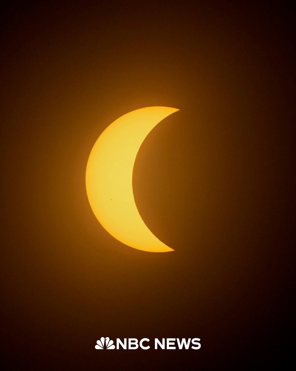 The solar eclipse has begun for viewers in Mexico, the first in North America to see the moon block the sun's light. The eclipse will cross into the United States over Texas next. nbcnews.to/49nj8i8

📸: Fernando Llano / AP