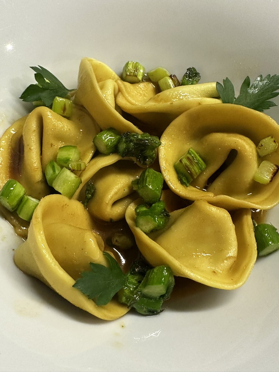 Tortelloni, patate, riccia, acciughe, asparagi e fondo bruno vegetale.. prossimamente da Savor cicchetteria e Bistrot #caorle