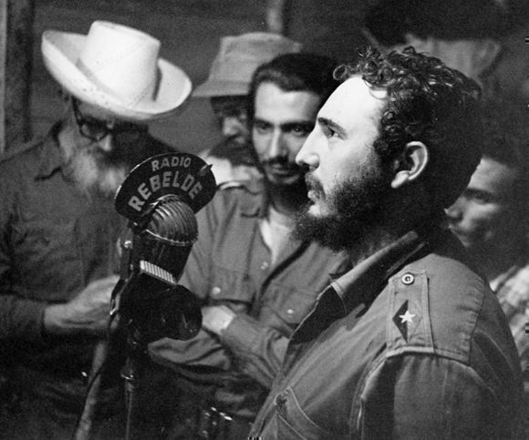 El 14 de abril de 1958 tiene lugar la primera intervención del Comandante en Jefe #FidelCastro a través de la emisora @radiorebeldecu, donde denuncia los crímenes de la tiranía batistiana y proclama confianza absoluta en la victoria. #TenemosMemoria #Cuba @CubaMES