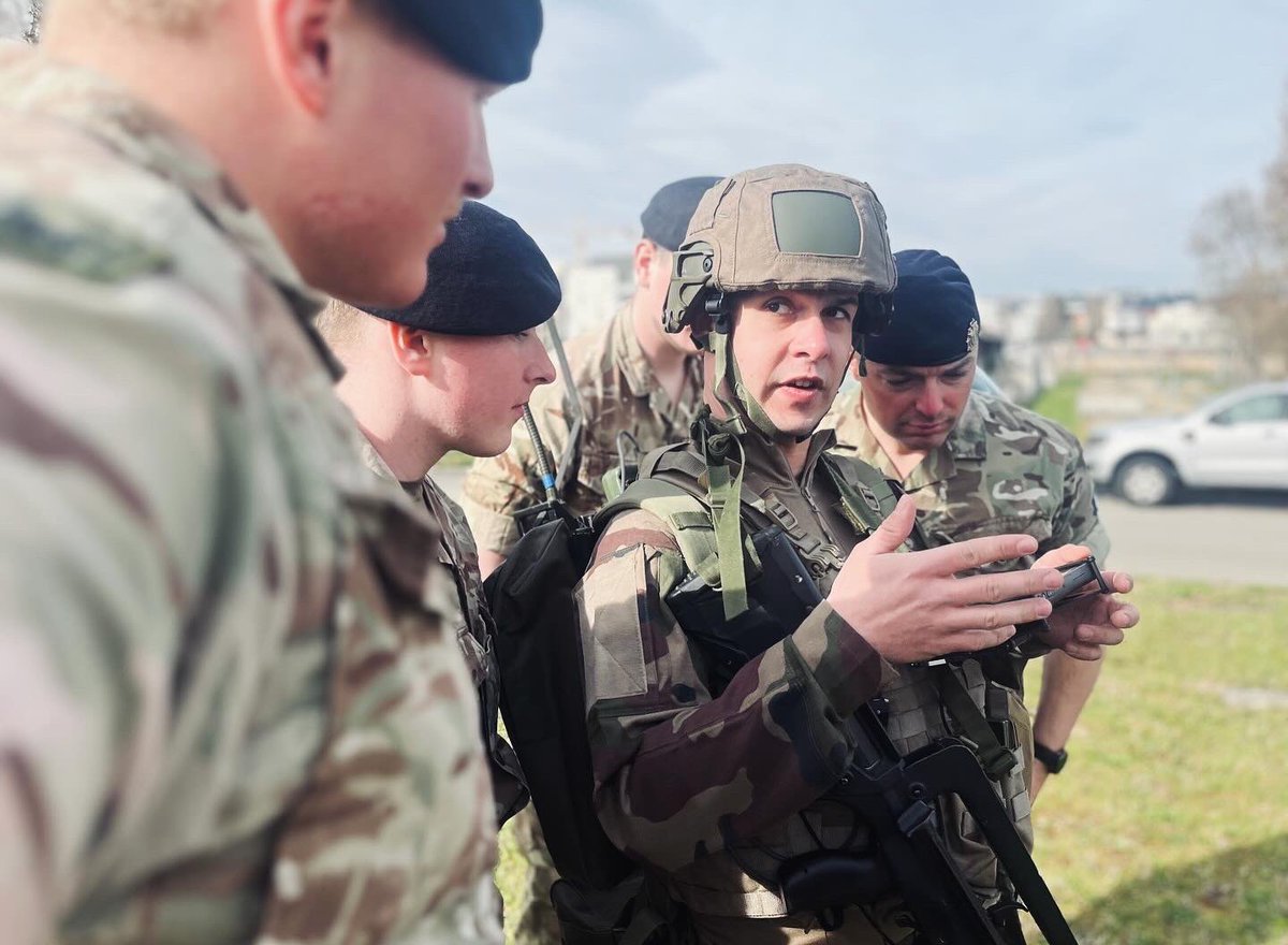 7RMATofficiel's tweet image. 120e anniversaire de l’Entente cordiale 🇫🇷🇬🇧. 
Retour  en 📷 sur l’accueil de militaires du FS 2nd Bn REME  à une formation montagne, puis au 7e RMAT. 
Une connaissance mutuelle pour un engagement opérationnel côte à côte.
@BritishArmy @armeedeterre 
#EntenteCordiale120 #COMMF