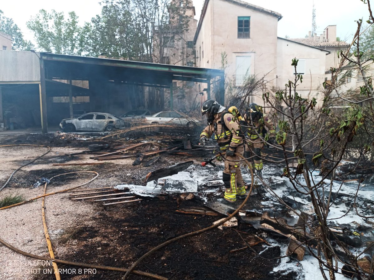 Los @BomberosCEIS_RM han apagado esta tarde el incendio de vegetación –que ha acabado afectando a dos turismos que allí estaban estacionados– declarado en el patio interior de una vivienda de #CaravacadelaCruz. No se han lamentado heridos.