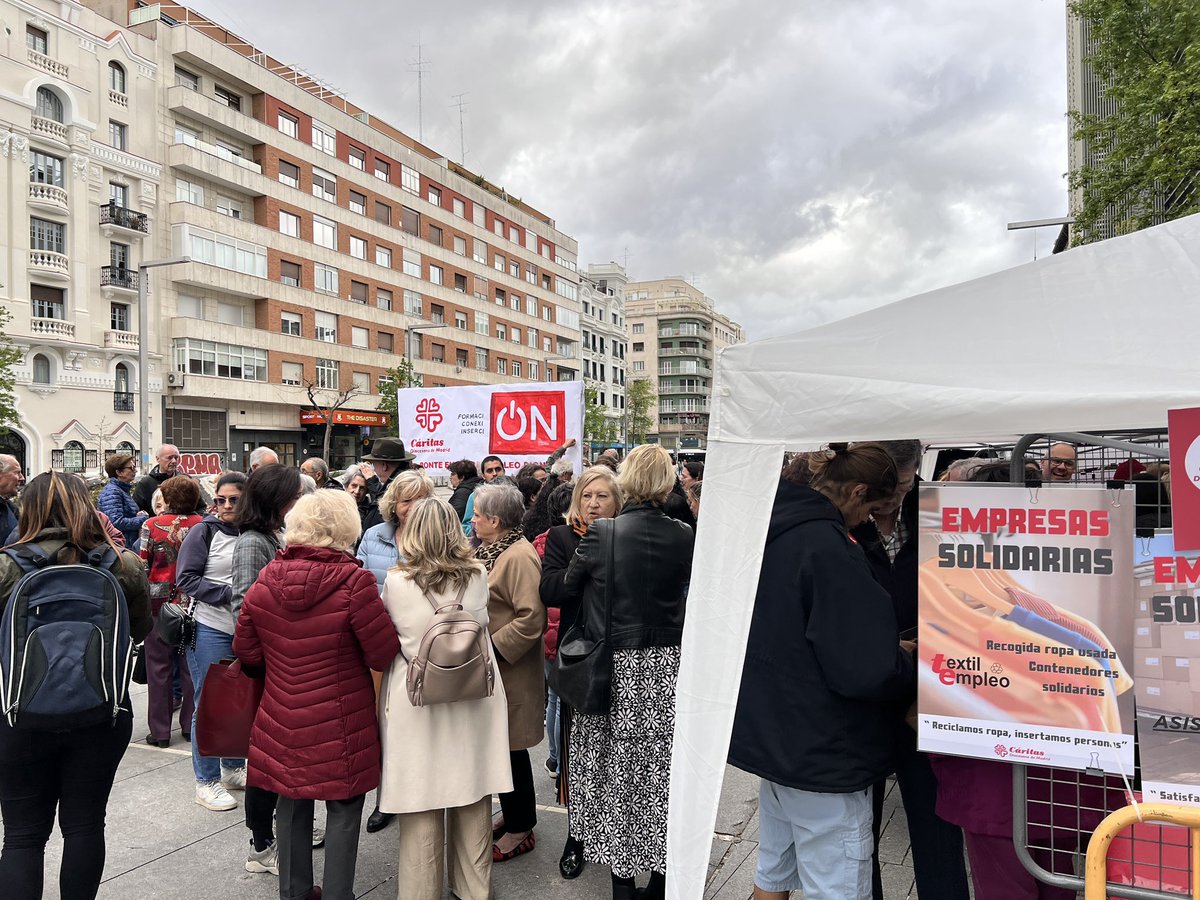 CaritasMadrid's tweet photo. El #empleo ha salido a la calle en #Madrid Cáritas Vicaría II ha presentado las empresas de inserción y los programas de empleo del SDE a las decenas de personas que se han acercado a la Plaza Felipe II.

Más que ayuda puntual, en Cáritas Madrid apostamos por un proyecto integral https://t.co/Cd2YeKrr7X