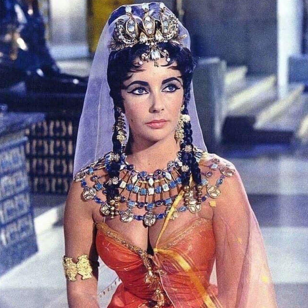 A cinematic icon serving looks – 5 of the 65 in Cleopatra! Which is your favorite?

#elizabethtaylor #cleopatra #iconiclooks