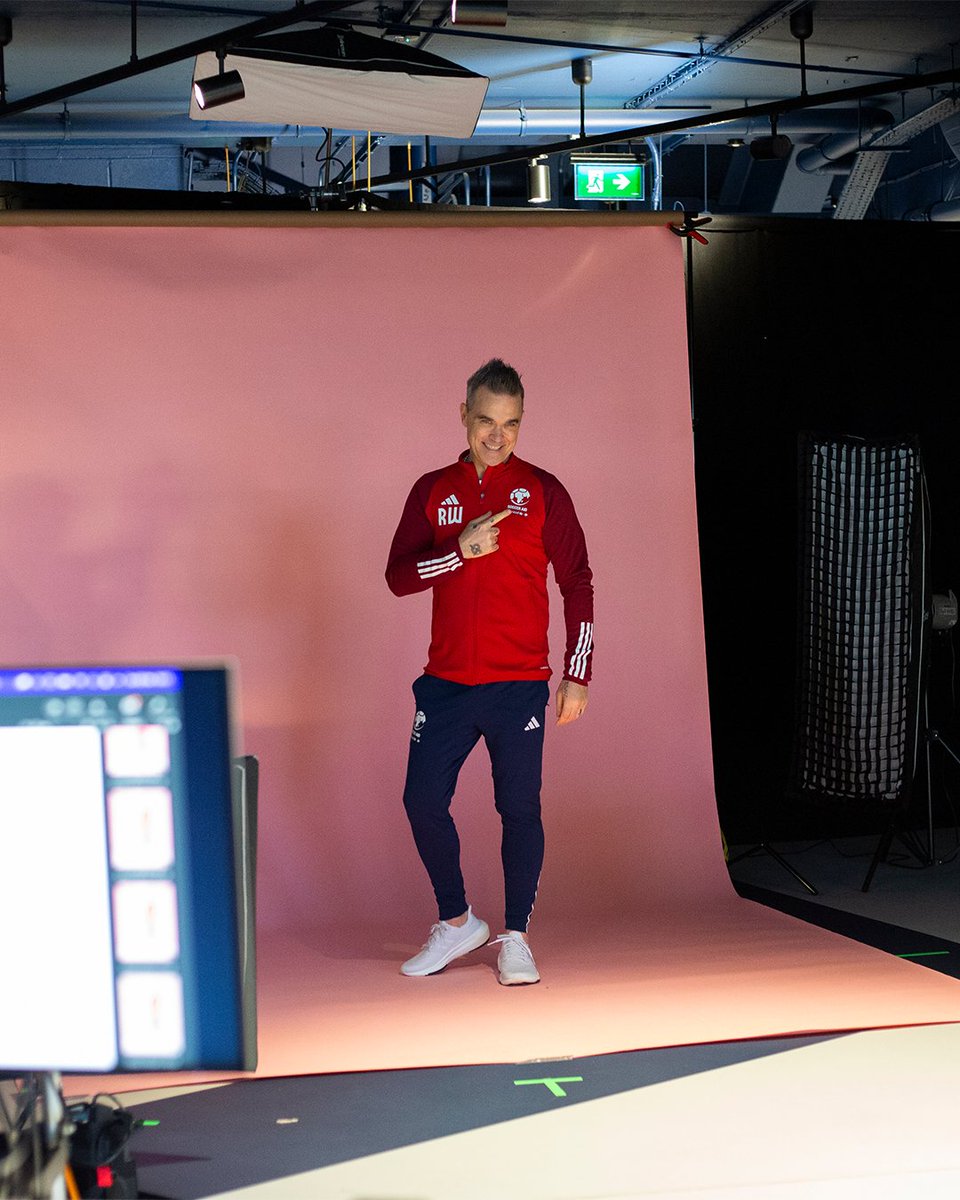 BTS with England coach @RobbieWilliams 📸