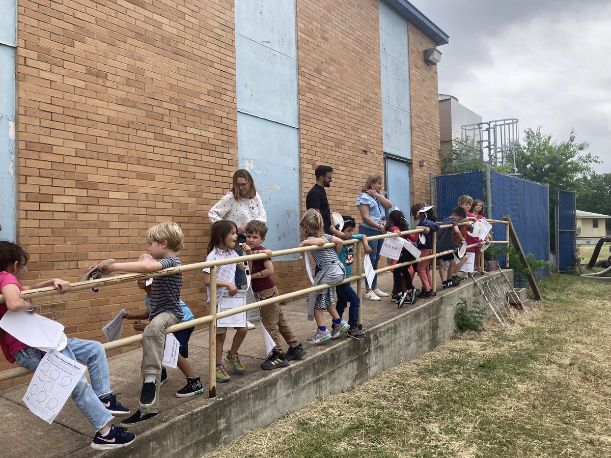 I’m out at Reilly Elementary for @KUT this afternoon to see what Austin ISD students are learning about the total solar eclipse. The sun just came out and was met with excited cheers!