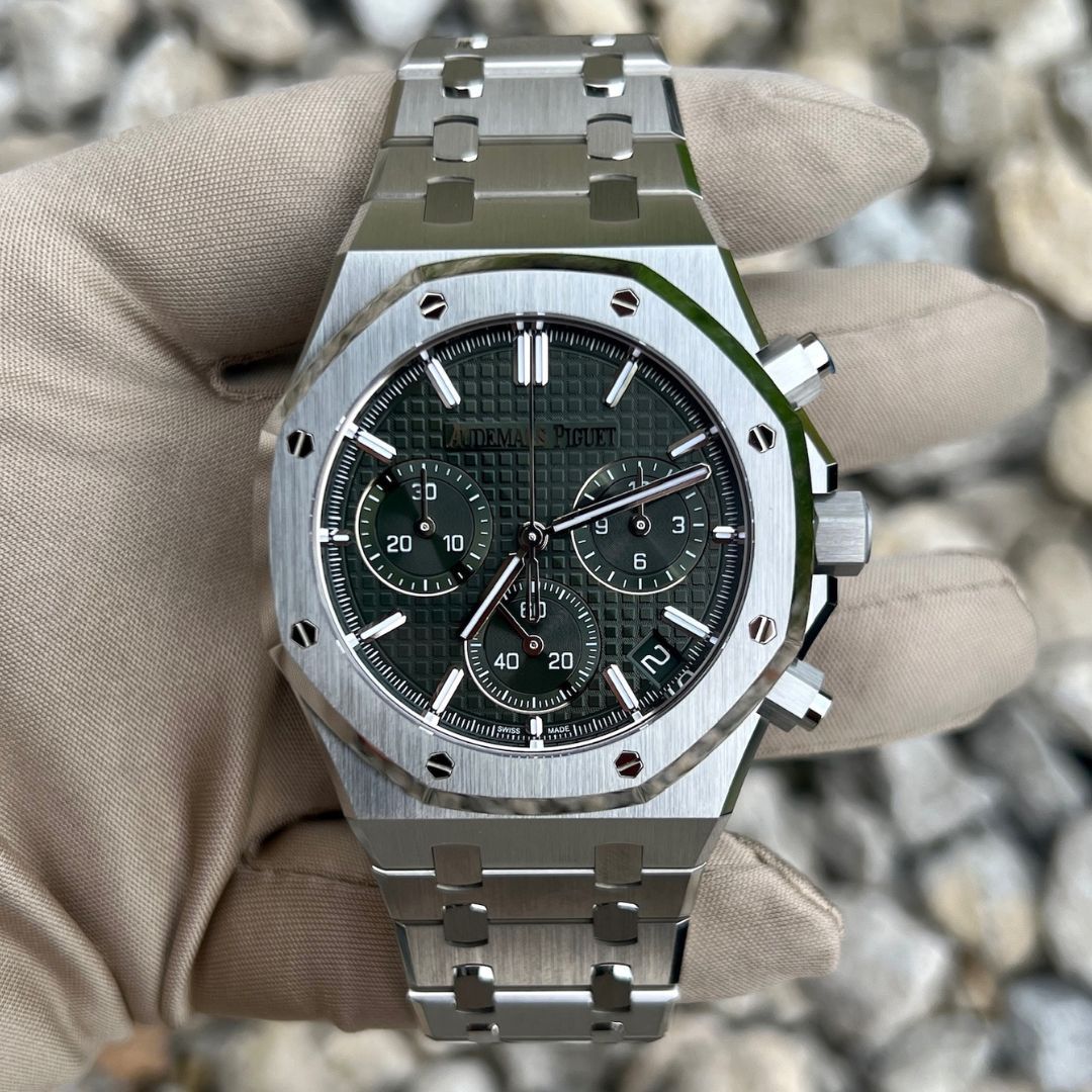 DealersWatch's tweet photo. The Royal Oak isn't just a watch—it's a connection to a legacy of unparalleled craftsmanship. Own a piece of history and indulge in luxury that transcends time. 👑🕰️ #LegacyOfLuxury #Craftsmanship

Visit our website:
https://t.co/Rzxf8eqJGp https://t.co/QhoR6oMmFO