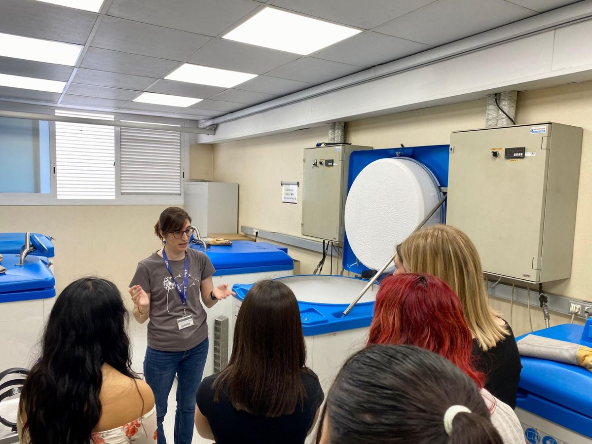 VHIR_'s tweet image. L&apos;alumnat del CFGS d&apos;Anatomia Patològica de l&apos;@institutgallecs visiten els espais comuns i els laboratoris de Malalties Hepàtiques i de Patologia Neuromuscular i Mitocondrial del #VHIR per veure com es treballa de primera mà.
#DivulgaCiènciaVH