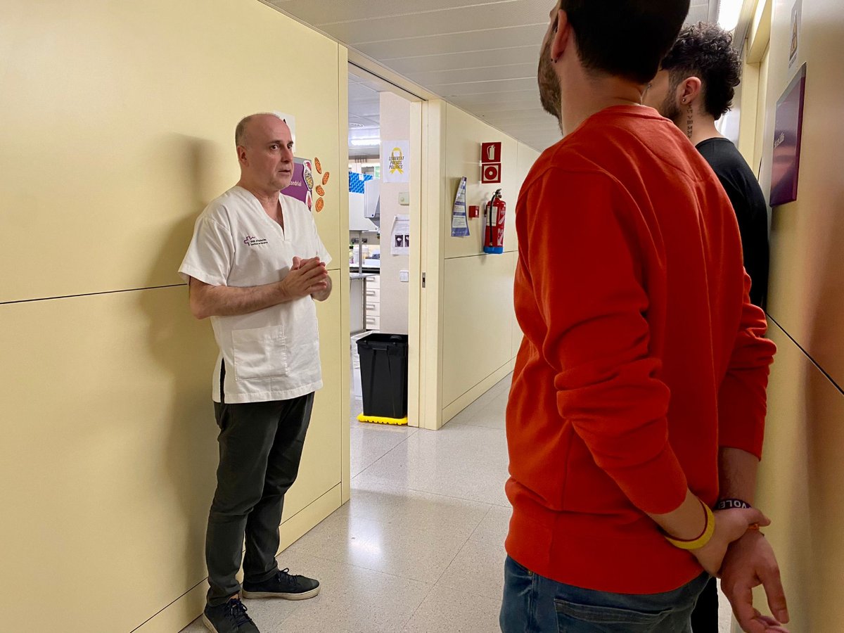 VHIR_'s tweet image. L&apos;alumnat del CFGS d&apos;Anatomia Patològica de l&apos;@institutgallecs visiten els espais comuns i els laboratoris de Malalties Hepàtiques i de Patologia Neuromuscular i Mitocondrial del #VHIR per veure com es treballa de primera mà.
#DivulgaCiènciaVH
