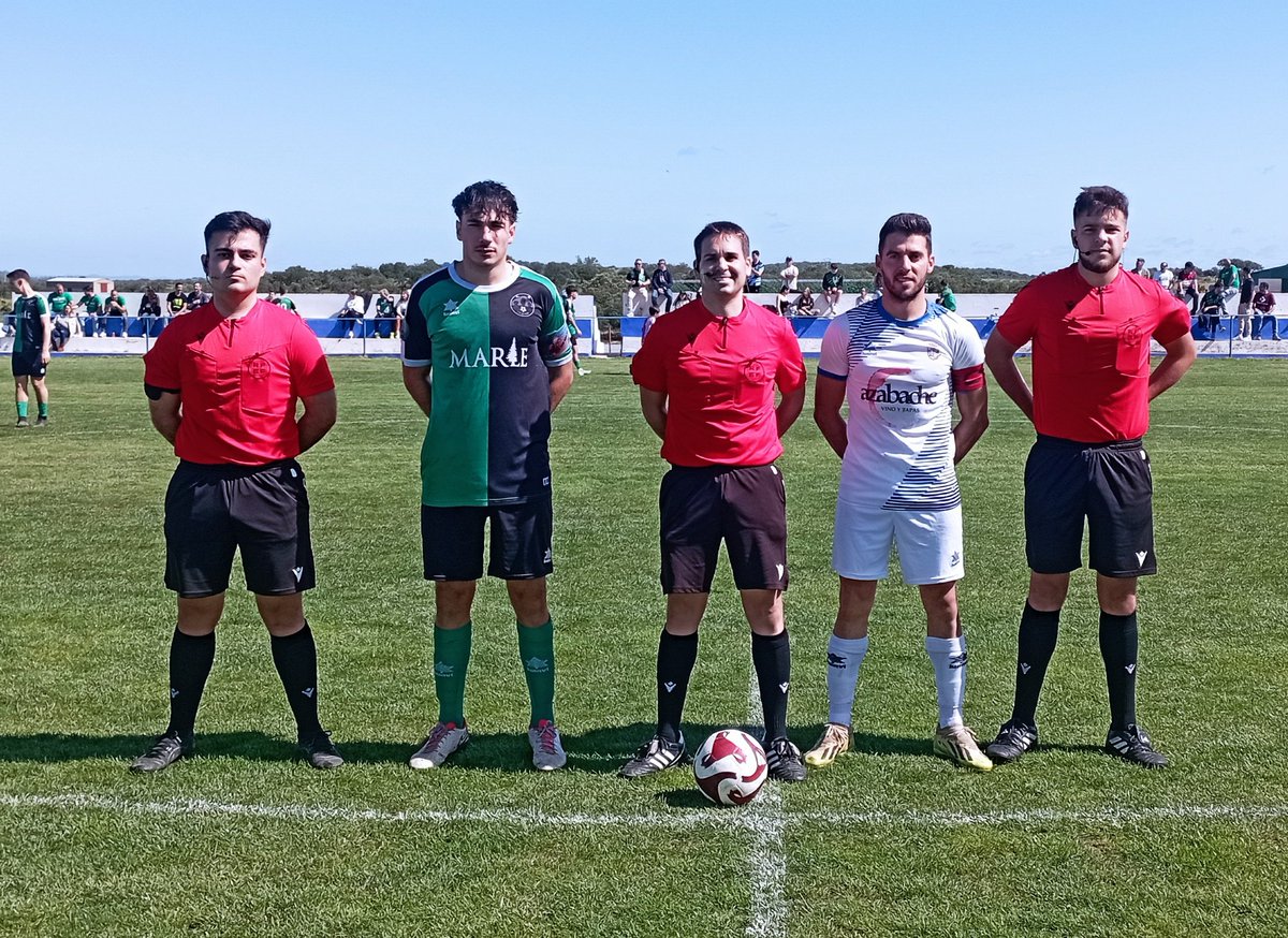 CdGevora's tweet photo. 👥 XI titular que se enfrentó en la matinal de ayer al #CPCheles
⚫ Trío arbitral y capitanes de ambos equipos.
✅ Nueva e importante victoria de los nuestros, esta vez fuera de casa.
❌⚽ Seguimos siendo el equipo menos goleado de 1ª Extremeña con tan solo 9 tantos recibidos. https://t.co/5cYMC1zEgp