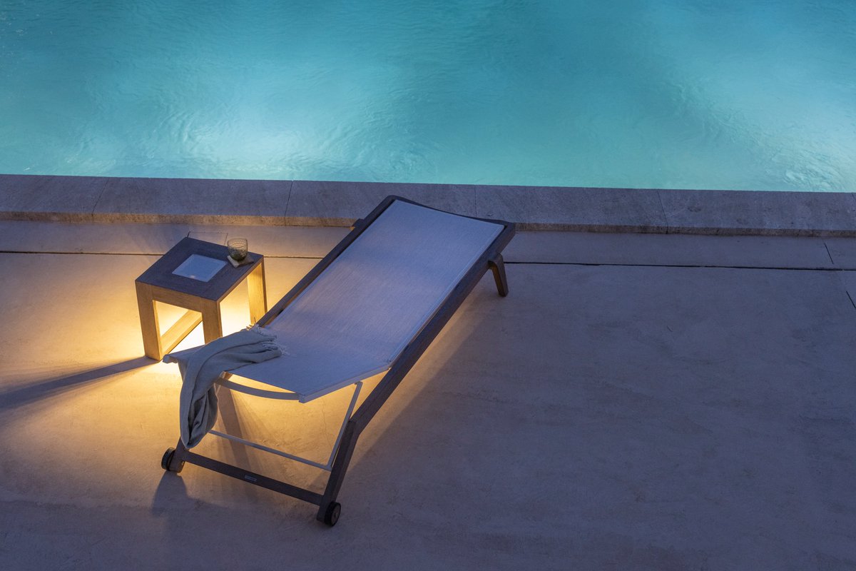 A timeless look for any poolside. 

#outdoordesign #homedecor #stylishlook