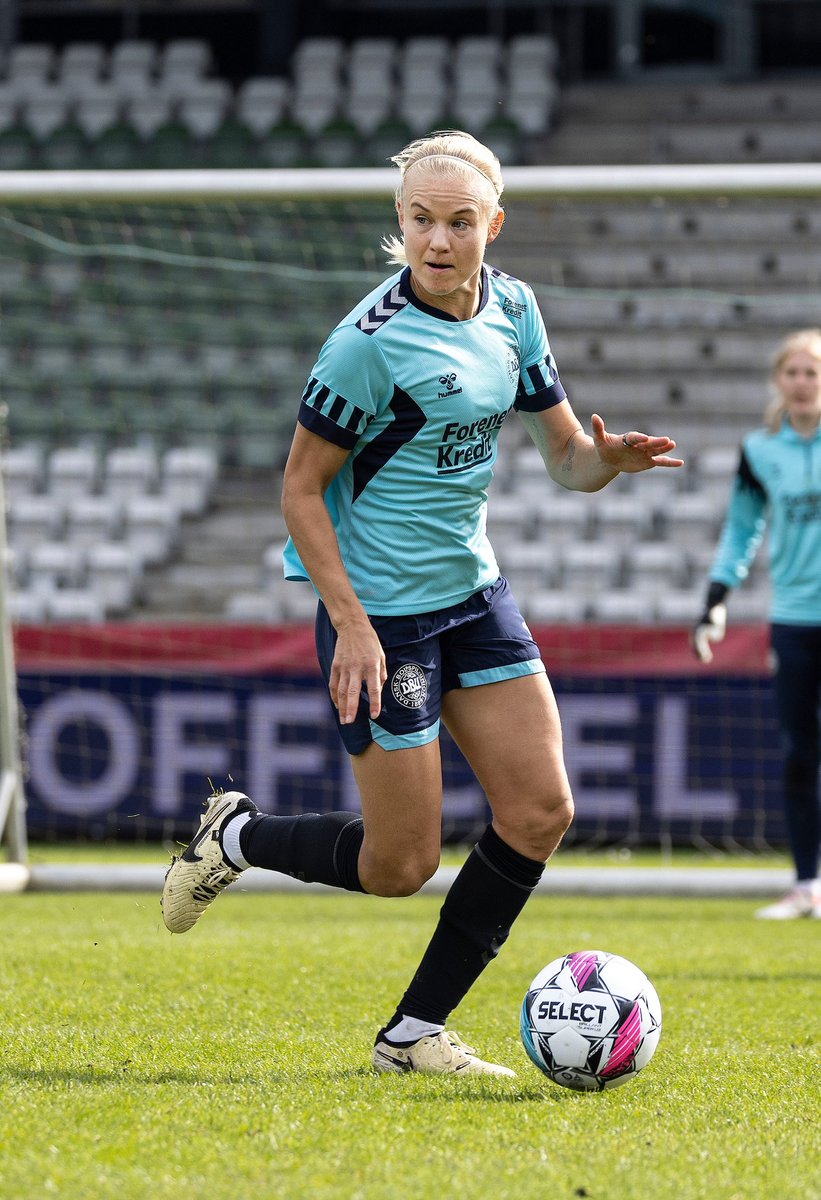 EM-jagten fortsætter tirsdag 💪 🇩🇰-🇧🇪 ⏰ 18.00 📺 DR1 📸 @fbbillederdk #ForDanmark #WEURO2025