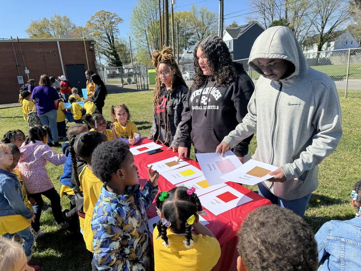 @ManorHS757, @gochurchland & @ICNorcomHigh students sparked a love for languages with our littlest learners today. So proud of our students who mentored PPS preschoolers during the World Language Day activities. @PortsVASchools @EmilySpong_pps @jennthomas75 @hatfield_carie