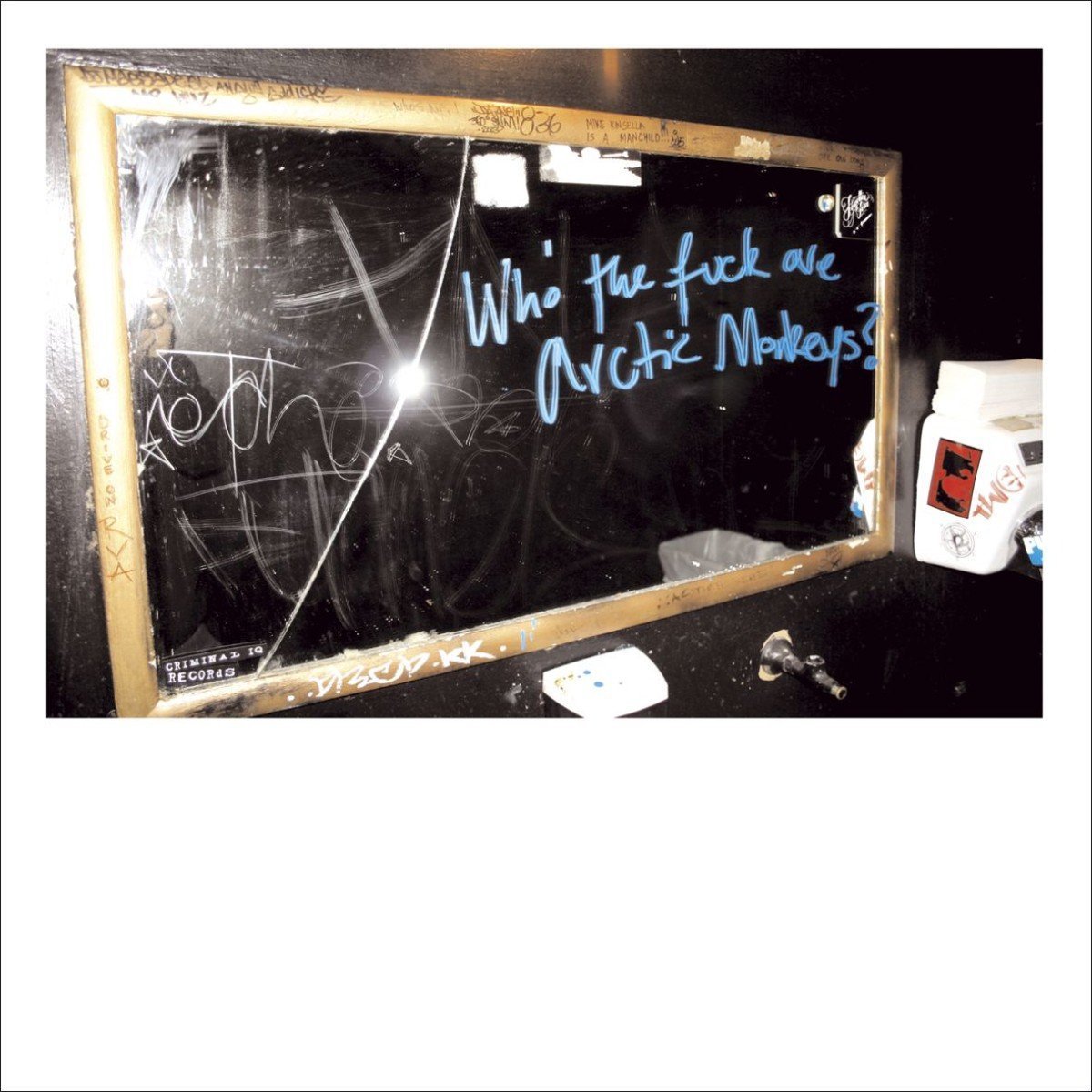 Hoy el EP 'Who The Fuck Are Arctic Monkeys?' celebra su 18º aniversario. Fue el último trabajo de estudio de los Arctic Monkeys en contar con la participación de Andy Nicholson.