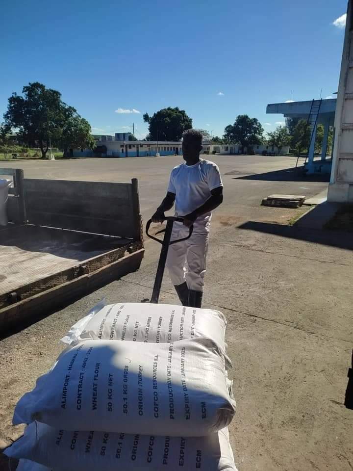 Llegó la harina a la Empresa Provincial de Alimentos de la provincia de #Matanzas para la elaboracion del pan de 80 gramos para la población en toda la provincia. @EMatanzas70332 #GenteQueSuma #MatancerosEnVictoria