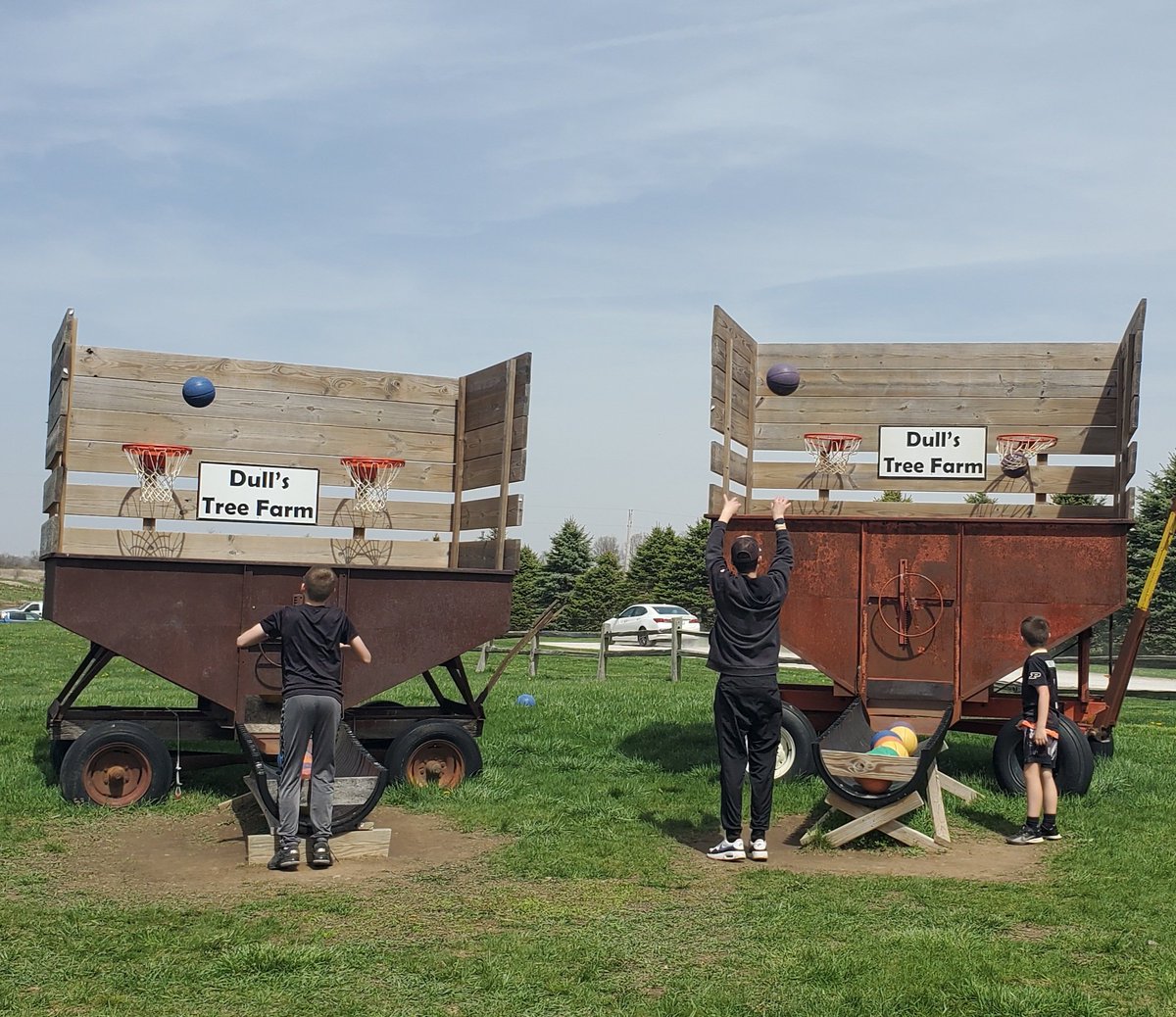 Lots of black and gold at <a href="/DullsTreeFarm/">Dull's Tree Farm</a> for the eclipse.  But many just want to hoop.
In 49 other states it's just basketball.

#BTFU #bolierup