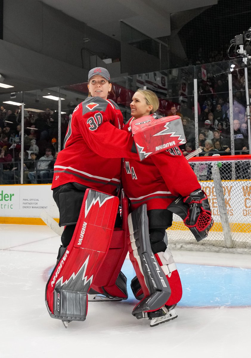 Find you someone who looks at you the way Masch looks at Sandy. 🥰 Happy Monday, PWHL OTT fam!