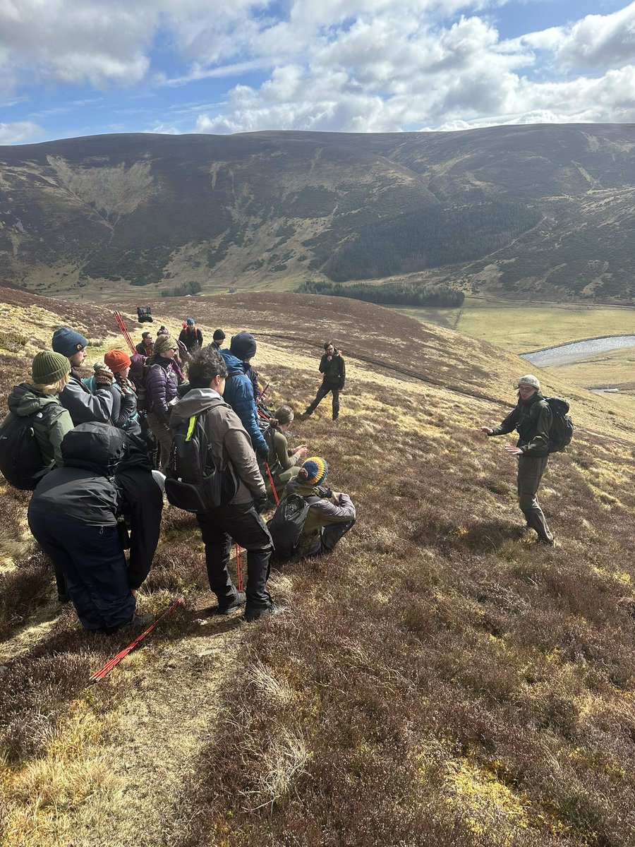 What a moment on the @UniExeCEC Rewilding Field course. Our current MSc students being taught about peatland botany by one of our alumni @CalumUrquhart1 at Coignafearn estate.