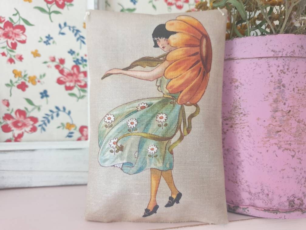 Evening #womaninbizhour- this sweet illustration pillow is perfect for anyone who loves vintage illustrations. Scented with lavender or rose petals and comes ready to hang 💛 sarahbenning.etsy.com/listing/130952…