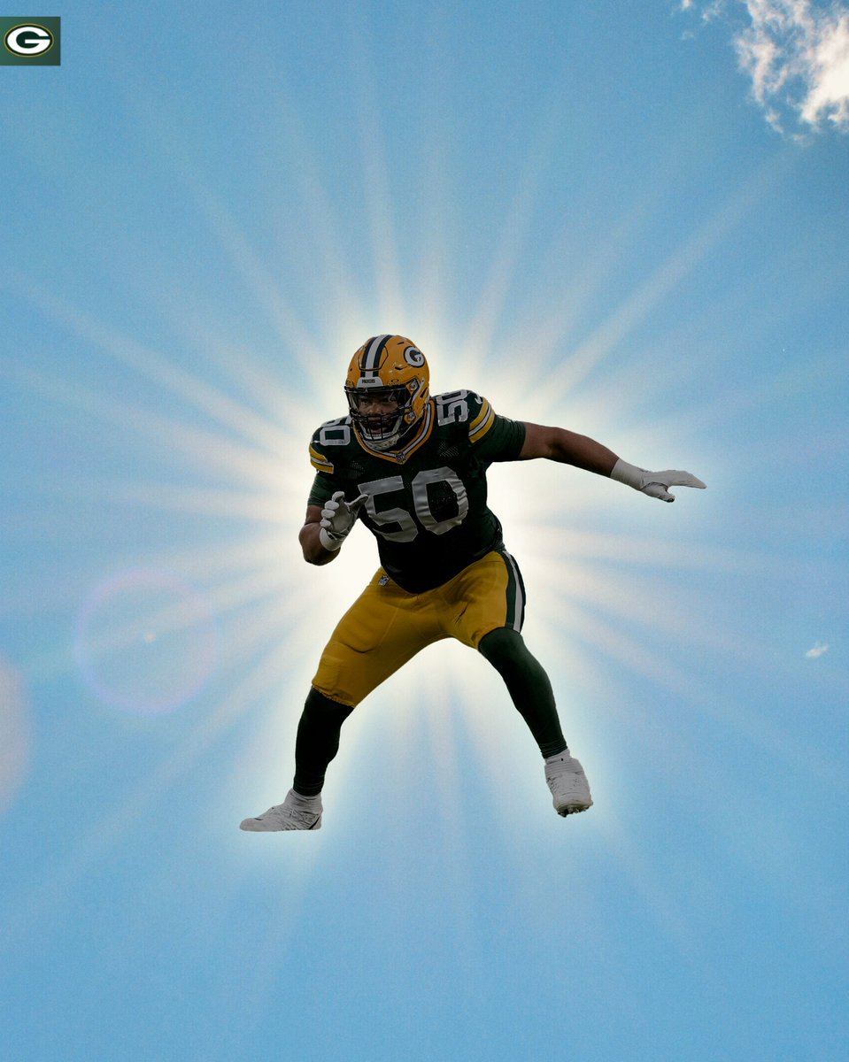 .@zachtom5 really can block everything. 🙅‍♂️☀️ #Eclipse | #GoPackGo