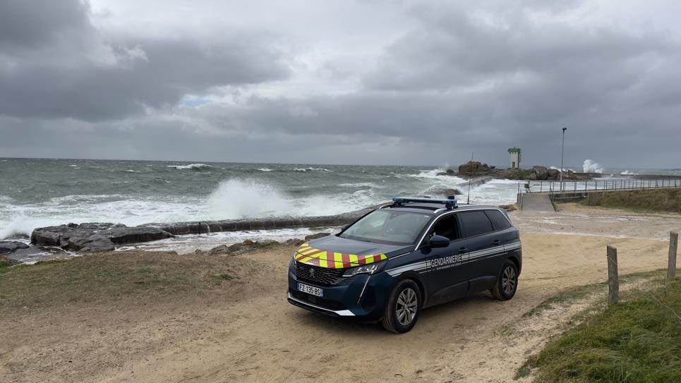 #finistère #Pierrick Ça décoiffe à la pointe de #Trévignon à #Trégunc ! Les gendarmes sont sur le pont pour assurer votre #sécurité. Soyez prudents 😉 #NotreEngagementVotreSécurité