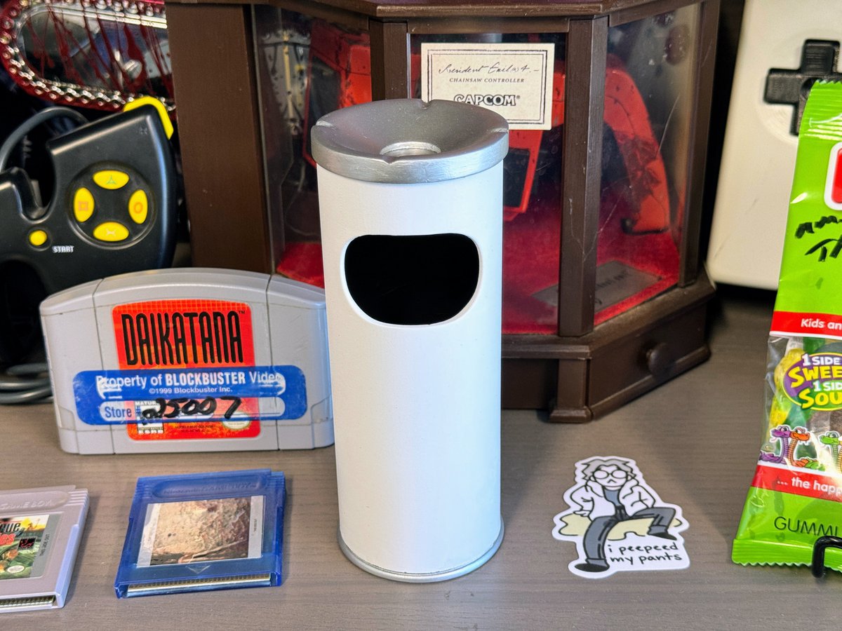 Screw the eclipse, it’s National Arcade Day. Thanks to @Quarter_Arcades for the mini trash can. It’s the centerpiece of my gaming collection now.