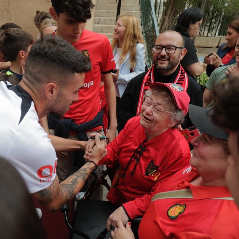 L'emoció d'aquesta aficionada del @RCD_Mallorca saludant a @18danirodriguez 🥹🥹 📷 B. Ramón @diariomallorca