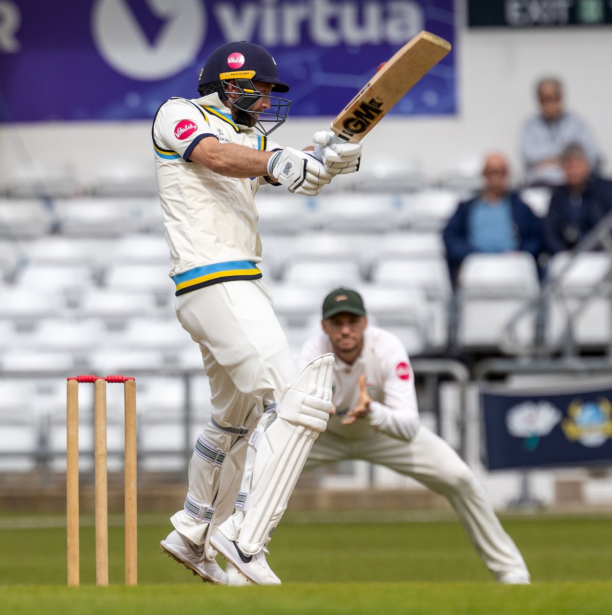 JohnHealdPhotog's tweet image. Finally, cricket. Day 4 started at 13:35, 66 overs to be bowled. @YorkshireCCC v @leicsccc Two batters were in superb form and reached their hundreds. First, @lythy09 shown here. 101 (80 in boundaries). 2nd @Harry_Brook_88 &amp;amp; he features in the next sets. @TheCricketerMag