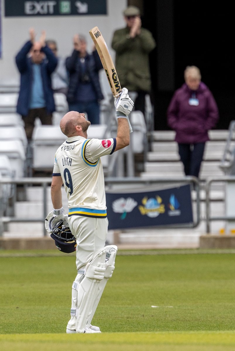 JohnHealdPhotog's tweet image. Finally, cricket. Day 4 started at 13:35, 66 overs to be bowled. @YorkshireCCC v @leicsccc Two batters were in superb form and reached their hundreds. First, @lythy09 shown here. 101 (80 in boundaries). 2nd @Harry_Brook_88 &amp;amp; he features in the next sets. @TheCricketerMag