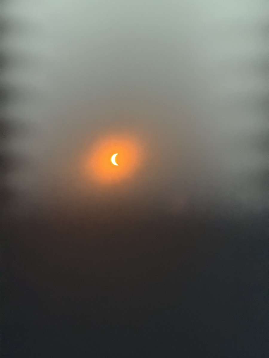 Como que se trabó el eclipse, no? Lleva 15 minutos así: