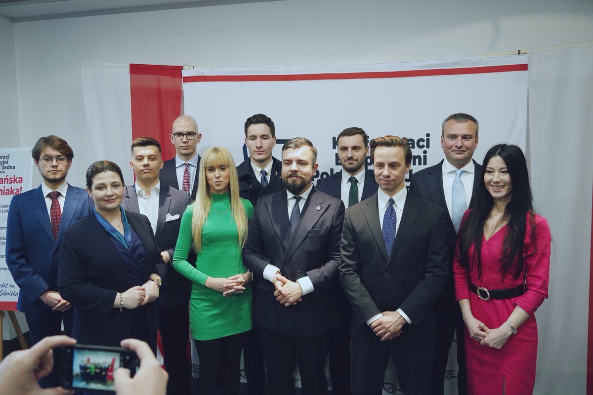 urbaniak_michal's tweet photo. Serdecznie dziękuję za 7723 głosy na moją kandydaturę w Gdańsku!

Serdecznie dziękuję za 7697 głosów na listę KWW Konfederaci Bezpartyjni Polska Jest Jedna dla Pomorza!

Serdecznie dziękuję za poparcie naszych list w innych częściach Województwa Pomorskiego i w całej Polsce.

Ogromnie dziękuję wszystkim współpracownikom i działaczom! Dziewczyny, chłopaki naprawdę dawaliście radę! Dziękuję za tę akcję i zapraszam na następne! 

To trudne wybory i realne progi wyborcze do poszczególnych rad gmin, powiatów i sejmików sięgają często dwucyfrowych wyników i w wielu miejscach nie osiągnęliśmy tego progu ale na Pomorzu kilku radnych reprezentujących Konfederację się pojawi, a być może będzie i włodarz. 

Czy mój start na prezydenta Gdańska miał sens, skoro szanse były bardzo małe? Tak miał: 
➡️to uczciwa alternatywa dla wyborców, 
➡️to wzmocnienie pracy listy kandydatów na radnych do rady miasta, 
➡️to w końcu możliwość przekazywania ludziom tego w co się wierzy i czego chce się dla Gdańska, Trójmiasta, Pomorza, Polski. 

Nie zwalniamy tempa. Od początku 2023 jesteśmy w niemal nieustannej kampanii wyborczej ale jeszcze trochę. Jeszcze ostatni etap roku 2024 czyli walka o Parlament Europejski. Polska może być silna i suwerenna albo poddana i biedna. Wybór należy do Polaków. My Konfederaci damy Polakom możliwość wybrania kierunku na suwerenność - opcję narodową, konserwatywną, prorodzinną i propolską. 9 czerwca toczymy ostatnią wyborczą bitwę roku 2024. Zapraszam do udziału i ustawienia się po właściwej stronie!

Czołem Wielkiej Polsce!

PS. w 2025 będą wybory prezydenckie #Bosak2025