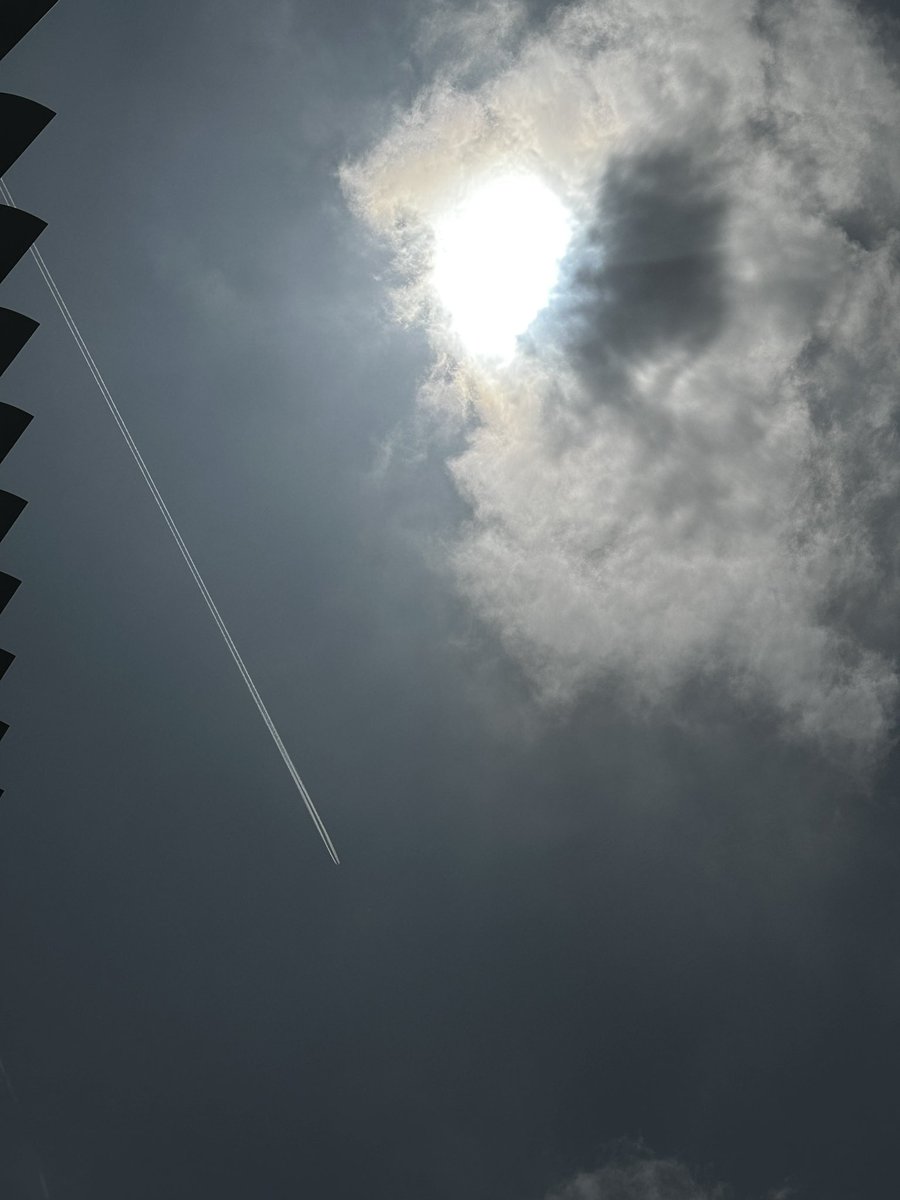 TimothyImholt's tweet image. Look. See an eclipse and chemtrails!! A coincidence?????