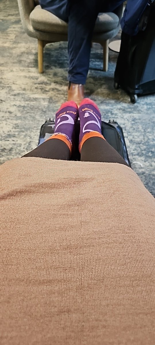 There's always time for a quick #lipedema #lipoedema leg elevation in the @EurostarUK lounge.  Just remember not to put your laptop or fragile items in suitcase front pocket! 

@DarnToughUK socks are incredibly cheerful, warm & make my @solideauk compression unremarkable