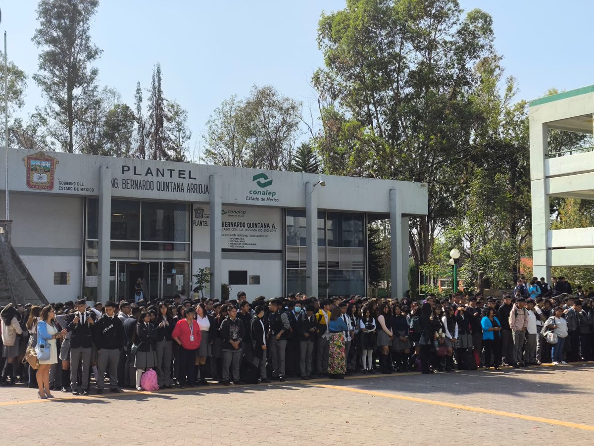 ConalepBQA's tweet photo. Con la honrosa presencia del personal docente, administrativos y alumnos, se llevó a cabo la ceremonia cívica del mes de abril donde se resaltaron temas educativos, valores institucionales y efemérides alusivas.
@Conalep_Edomex
#25AñosApasionadamente
#ApasionadamenteCONALEP https://t.co/lRr2vxIVSh