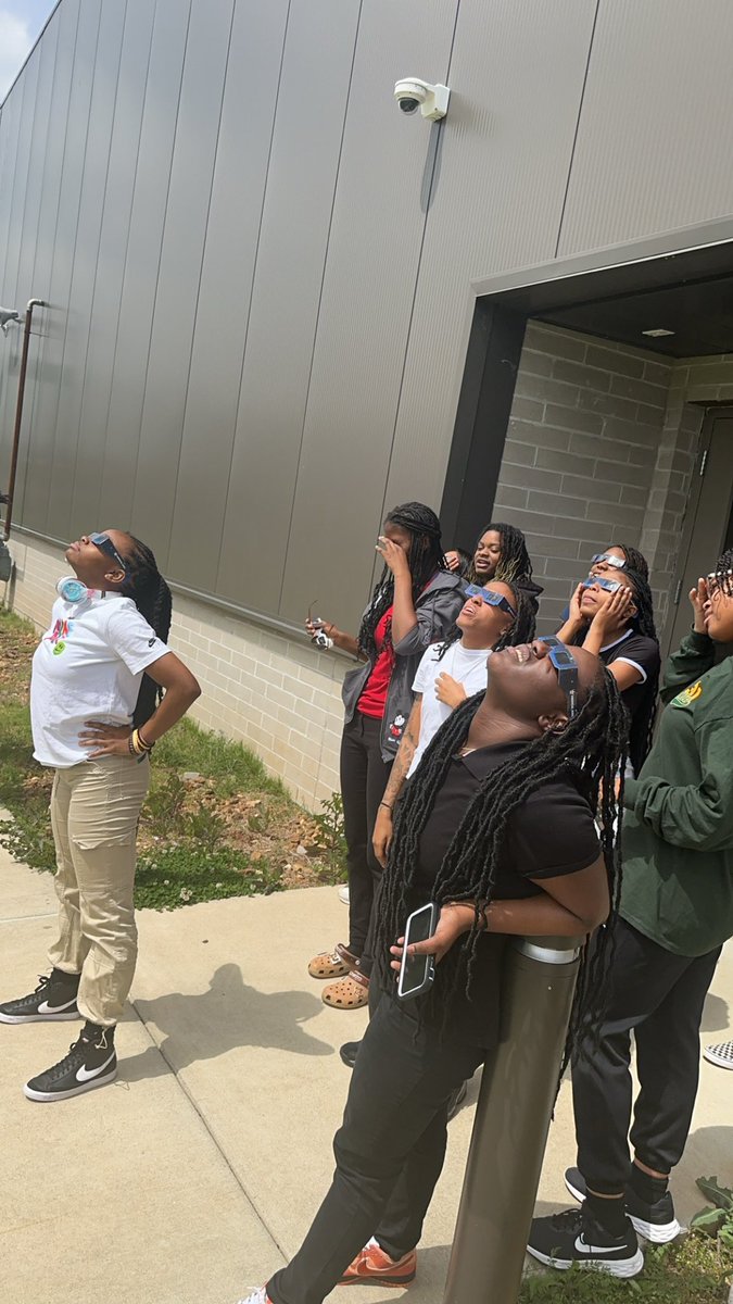 Lady Cougars checking out the eclipse 😂😂@JCMCougars @RamonicaD @ap_baker1 @JCM_ECH
