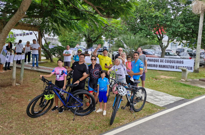 procoqueiros's tweet photo. Tramita na Câmara de Vereadores um Projeto de Lei para dar ao local o nome de Parque de Coqueiros Engenheiro Hamilton Schaefer. Será uma justa homenagem a quem ajudou a transformar um espaço abandonado na área linda que é hoje o Parque.

#ParqueDeCoqueiros
#HamiltonSchaefer https://t.co/3m4YSVzY2m