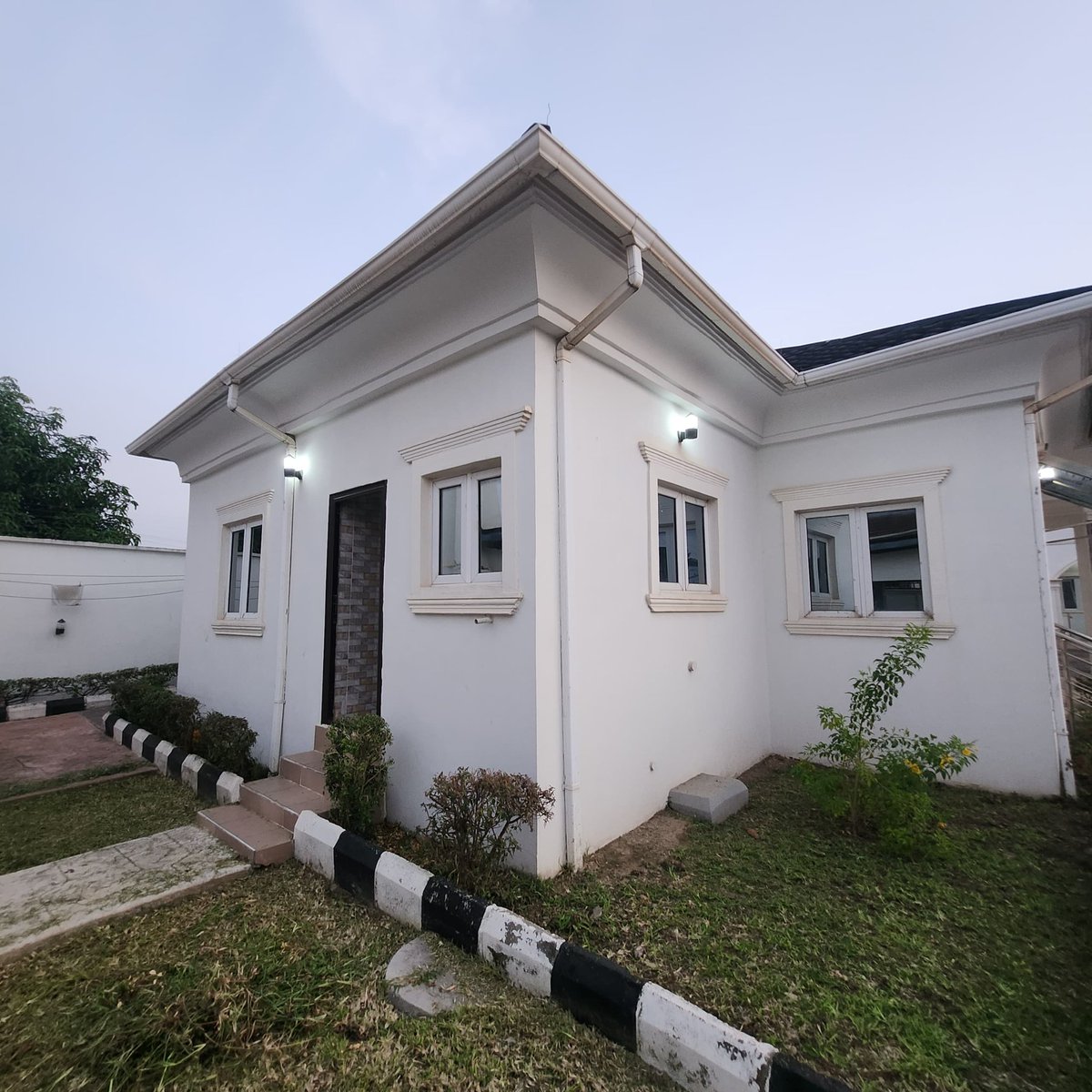 LETTING

3BEDROOM  BUNGALOW  TO LET IN KOLAPO  ISHOLA  GRA 

RENT: 3M

Just 2 IN A COMPOUND  & MUSLIM TENANT REQUESTED

Enquires
08062111053

#ibadan #ibadanagent