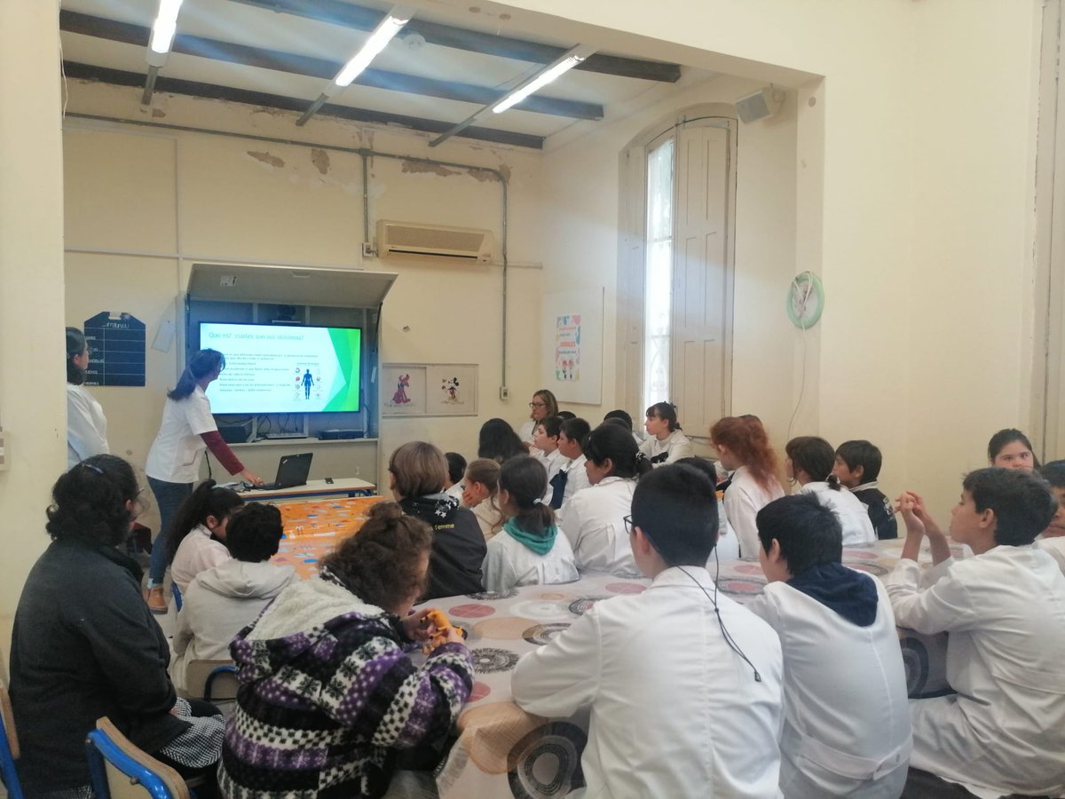 La directora departamental de salud de Soriano, Luján Graña, brindó hoy una charla sobre dengue a alumnos y familias de la Escuela especial de la ciudad de Mercedes N° 104.