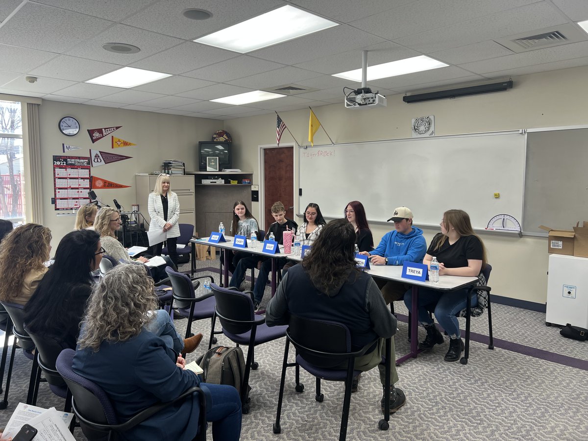 Last week over 30 educators and non-profit leaders from across the state joined us to learn from the innovative work occurring at Vista Nueva High School in Aztec NM. We heard from a student panel and participated in sessions. Shoutout to @VistaNuevaHigh for hosting us!