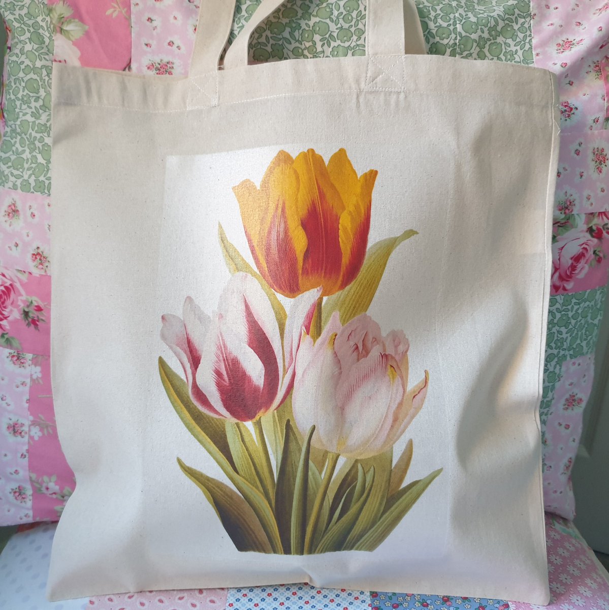 Tulips 🌷 are in full bloom now and what better way to celebrate the season with one of my tulip 🌷 print cotton totes. This is one of 2 different designs I have available #womaninbizhour #tulipseason #tulips sarahbenning.etsy.com/listing/942190…