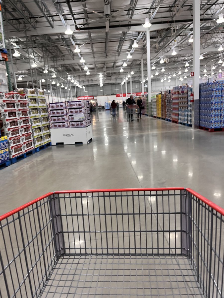 Who knew the best time to shop at Costco would be on the day of an eclipse in a town descended upon by “a million people” and under a state of emergency 😆😂🤣 I feel so bad for local business owners today