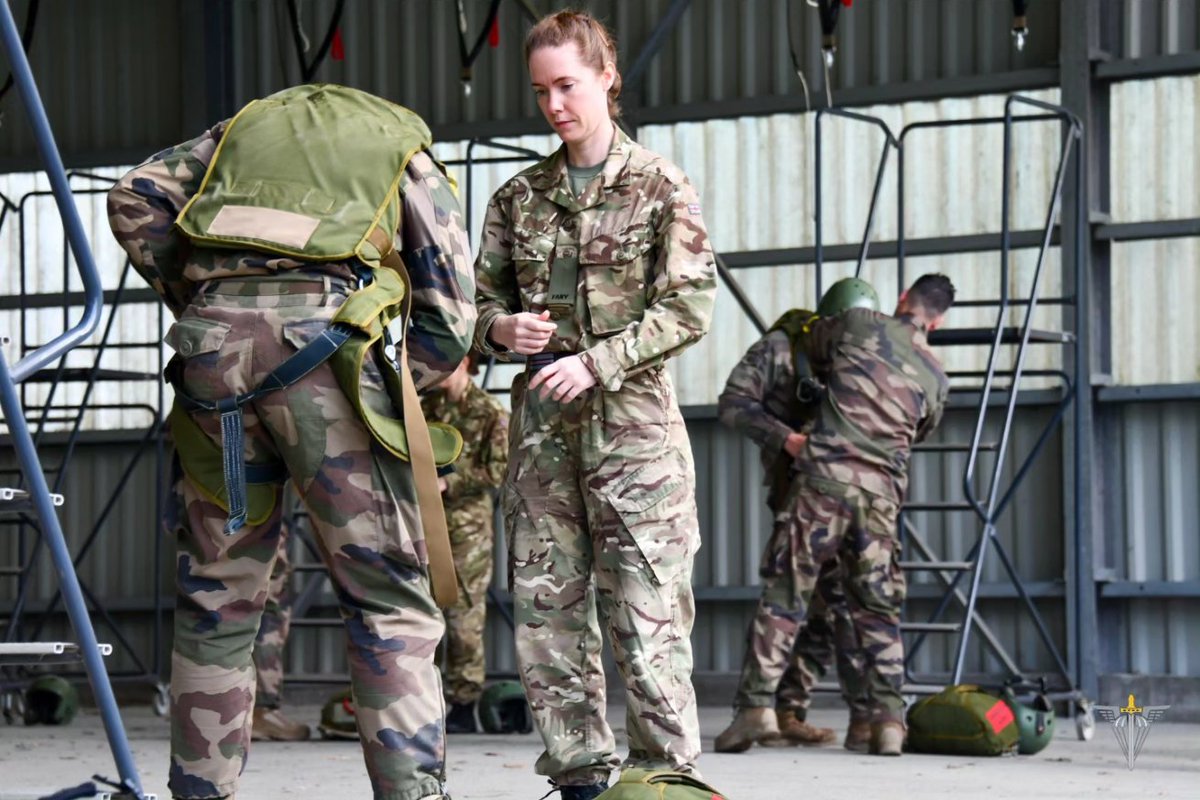 L'#EntenteCordiale 🇬🇧🇫🇷 fête ses 120 ans aujourd'hui 🤝 Afin de célébrer cette alliance franco-britannique, l’ETAP accueille 5 femmes officiers des FANY'S (First aid Nursing Yeomanry) venues passer le brevet militaire de parachutiste 👊🏼 #EntenteCordiale120 #StrongerTogether